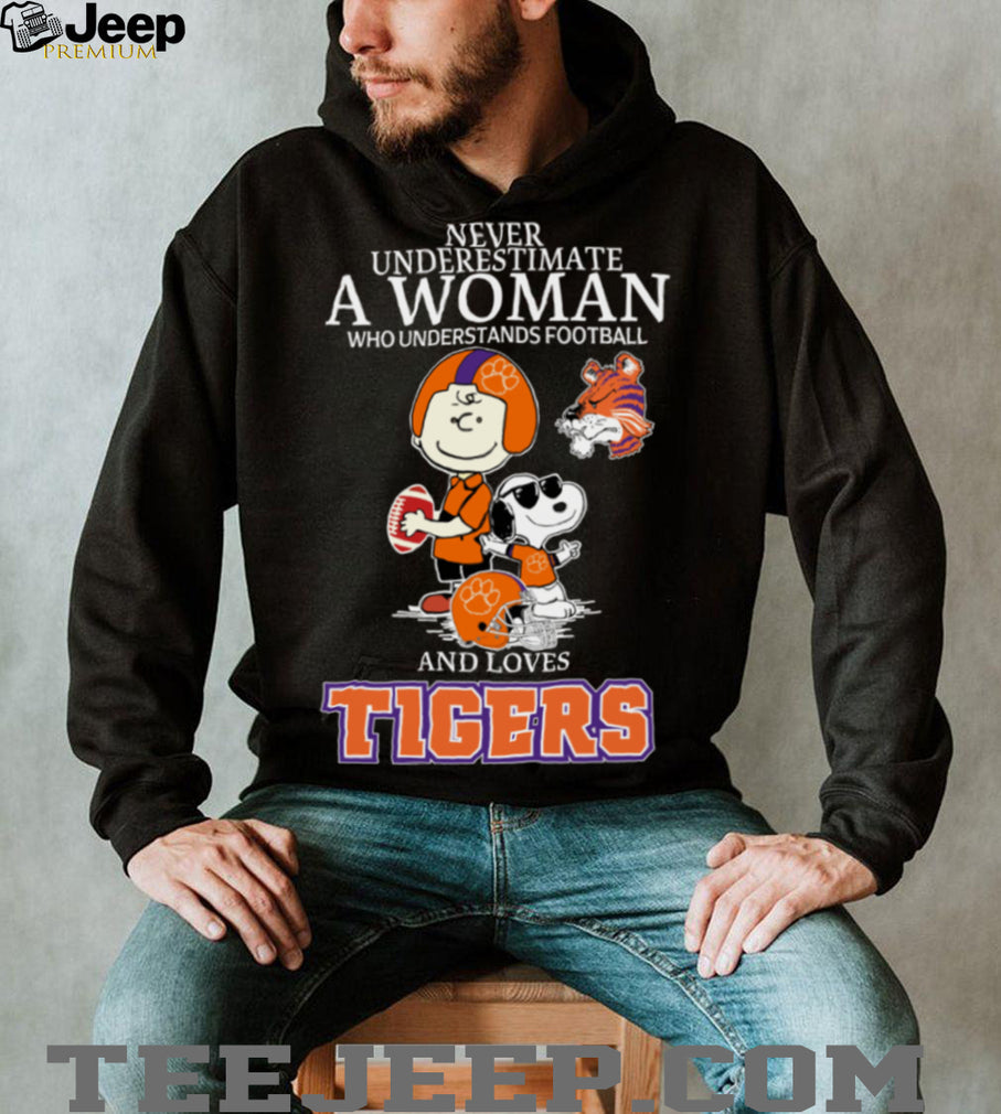 Clemson Tigers X Peanuts Characters Never Underestimate A Woman Who Understands Football And Loves Tigers Tee