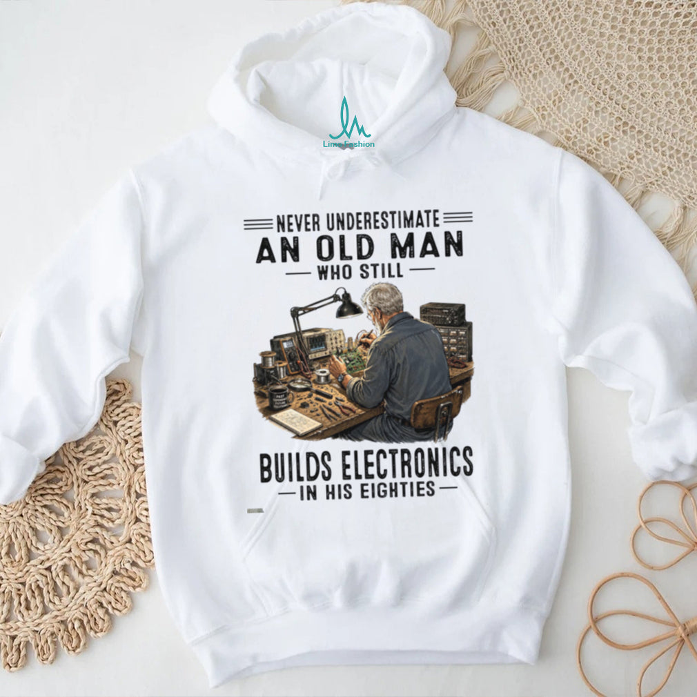 Never Underestimate An Old Man Building Electronics In Eighties Shirt
