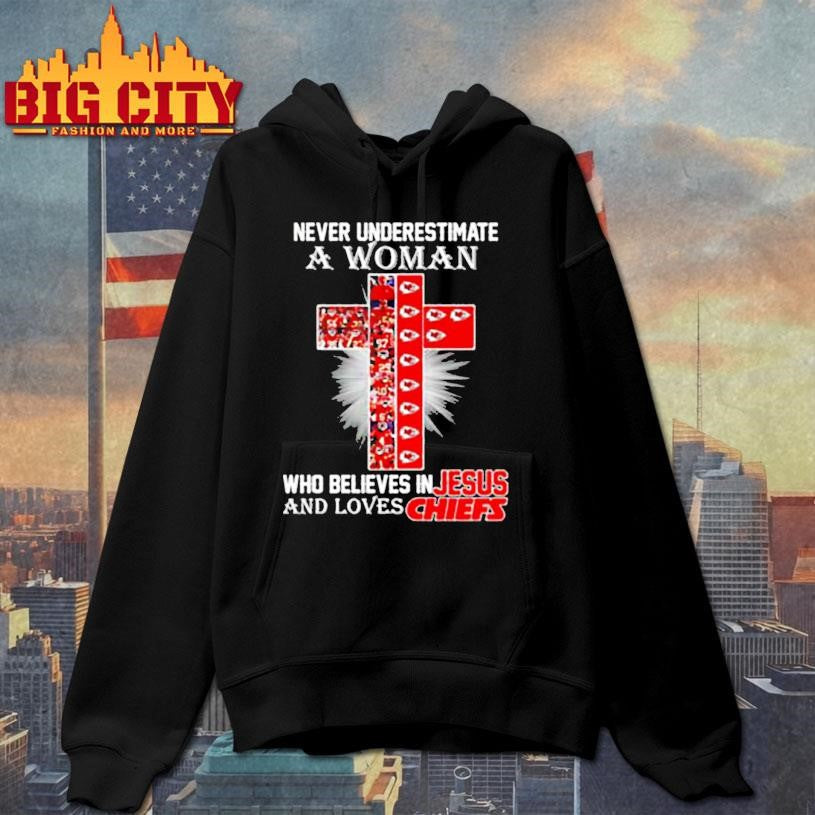 Never underestimate a woman who believe in Jesus and loves Kansas City Chiefs shirt