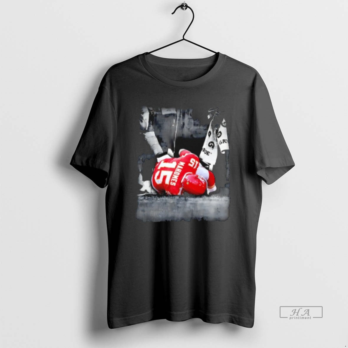 Official Patrick Mahomes Grabs His Knee After Being Injured During 2025 T-Shirts, Hoodie, Sweatshirt | PureTeeCo.com