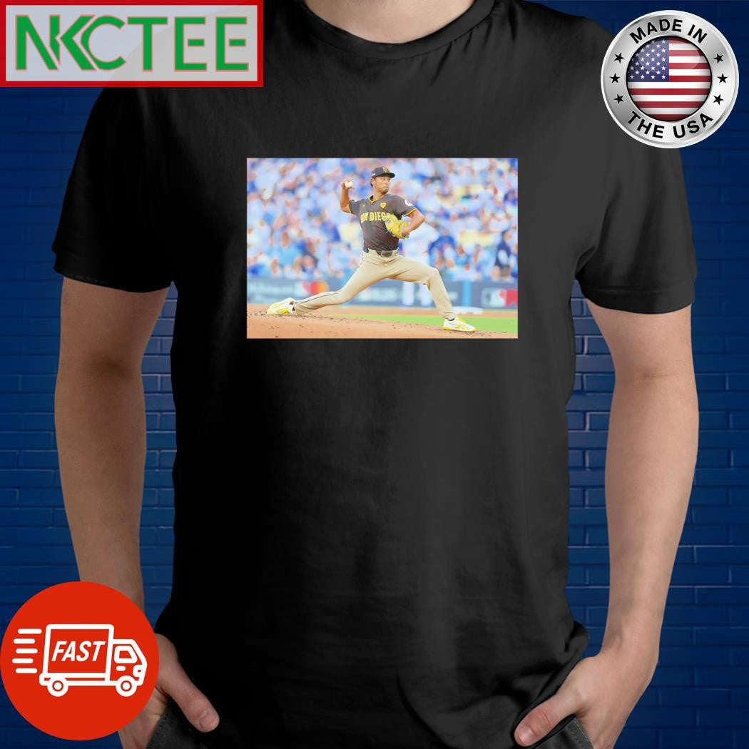 Official Yu Darvish ready to throwing ball with Dodgers shirt