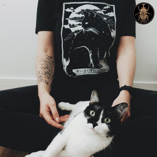 Schr dinger hotsell cat wanted dead, Funny T-shirt, Vintage Graphic Tee