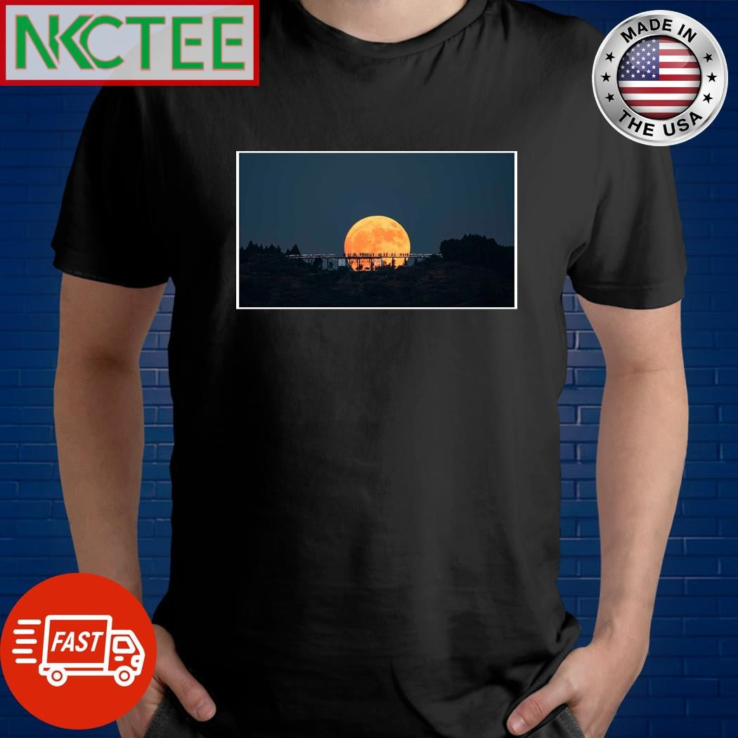 The blue supermoon has been lighting up the globe. Here’s how you can view it tonight in the United States shirt