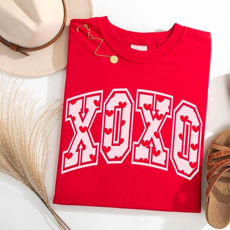 Valentine Day Shirt, XOXO Valentines Sweatshirt, Womens Heart Shirt, Cute Love Tee, Retro Valentine Sweater, Ladies Valentine Tshirt