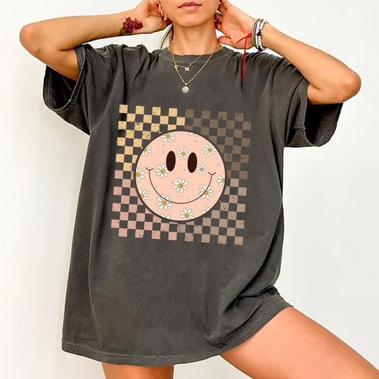 Vintage Smile Face Graphic Shirt, Smiling Daisy Face T-shirt, Retro Checkered Smiling Face Tee, Boho Style Tops For Girls, Tops For Women, Soft Fabric Tees For Women, Soft Fabric Womenswear, Women Daily Basic Outfits