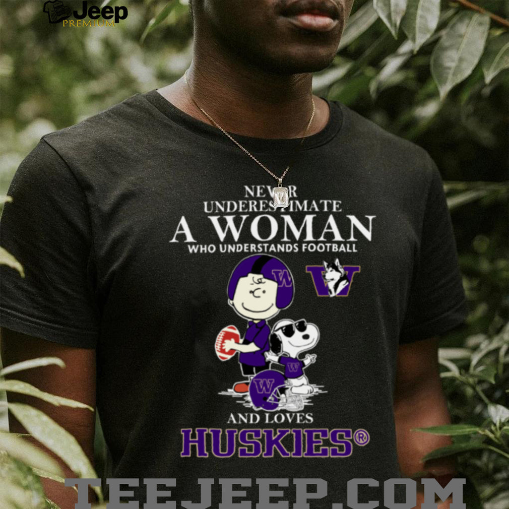 Washington Huskies X Peanuts Characters Never Underestimate A Woman Who Understands Football And Loves Huskies Tee