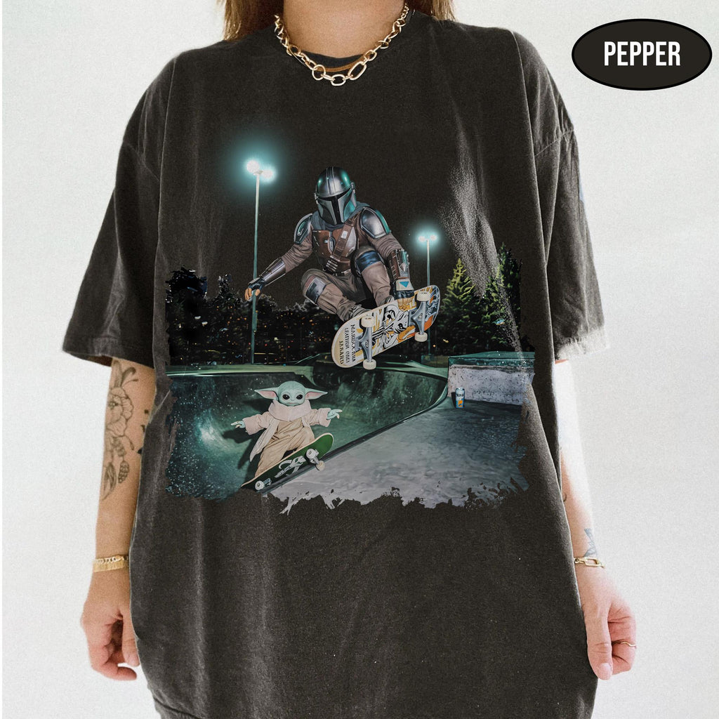 Vintage Star Wars Skateboarding Mando Baby Yoda Gildan Tee Disney Meme Hip Hop Trip Star Wars Gif (1)
