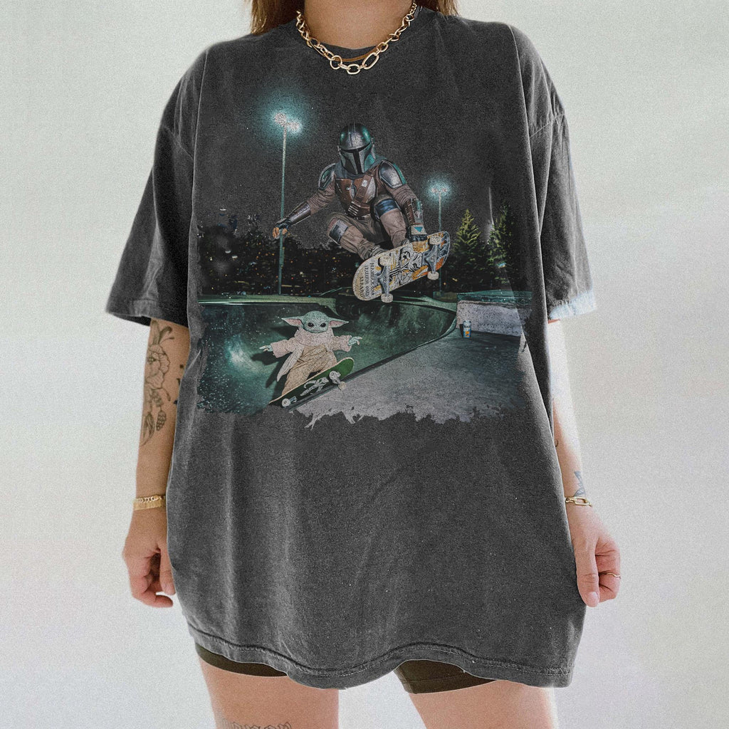 Vintage Star Wars Skateboarding Mando Baby Yoda Gildan Tee Disney Meme Hip Hop Trip Star Wars Gif (3)