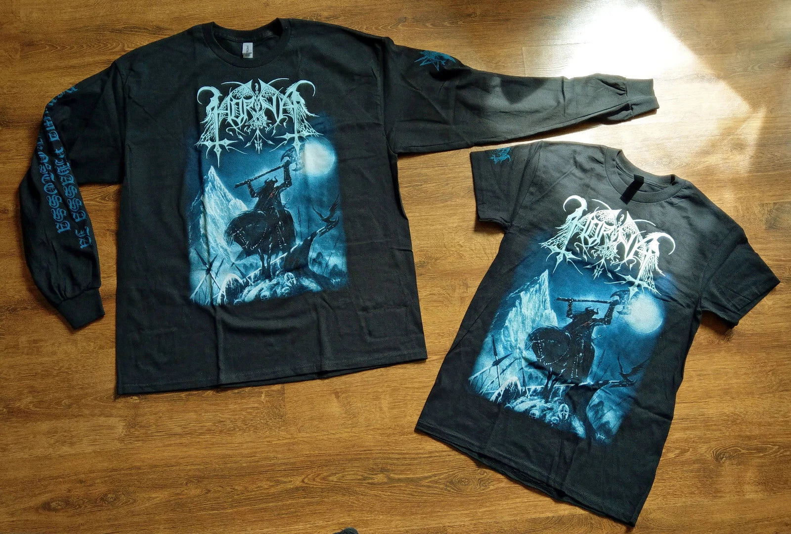 HORNA - Perima Vihassa Ja Verikostossa (T-Shirt / Longsleeve) Gildan