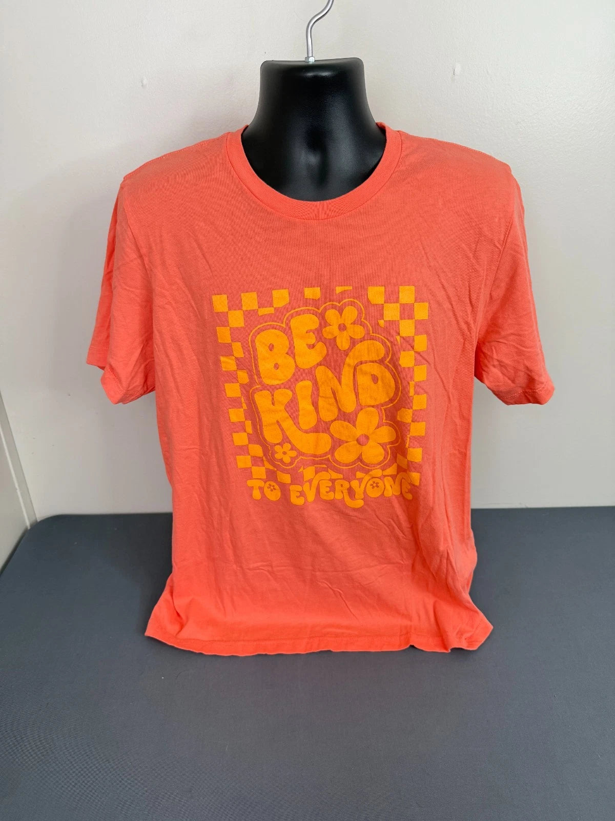 Be Kind To Everyone T-shirt Size XL Retro Style Crewneck