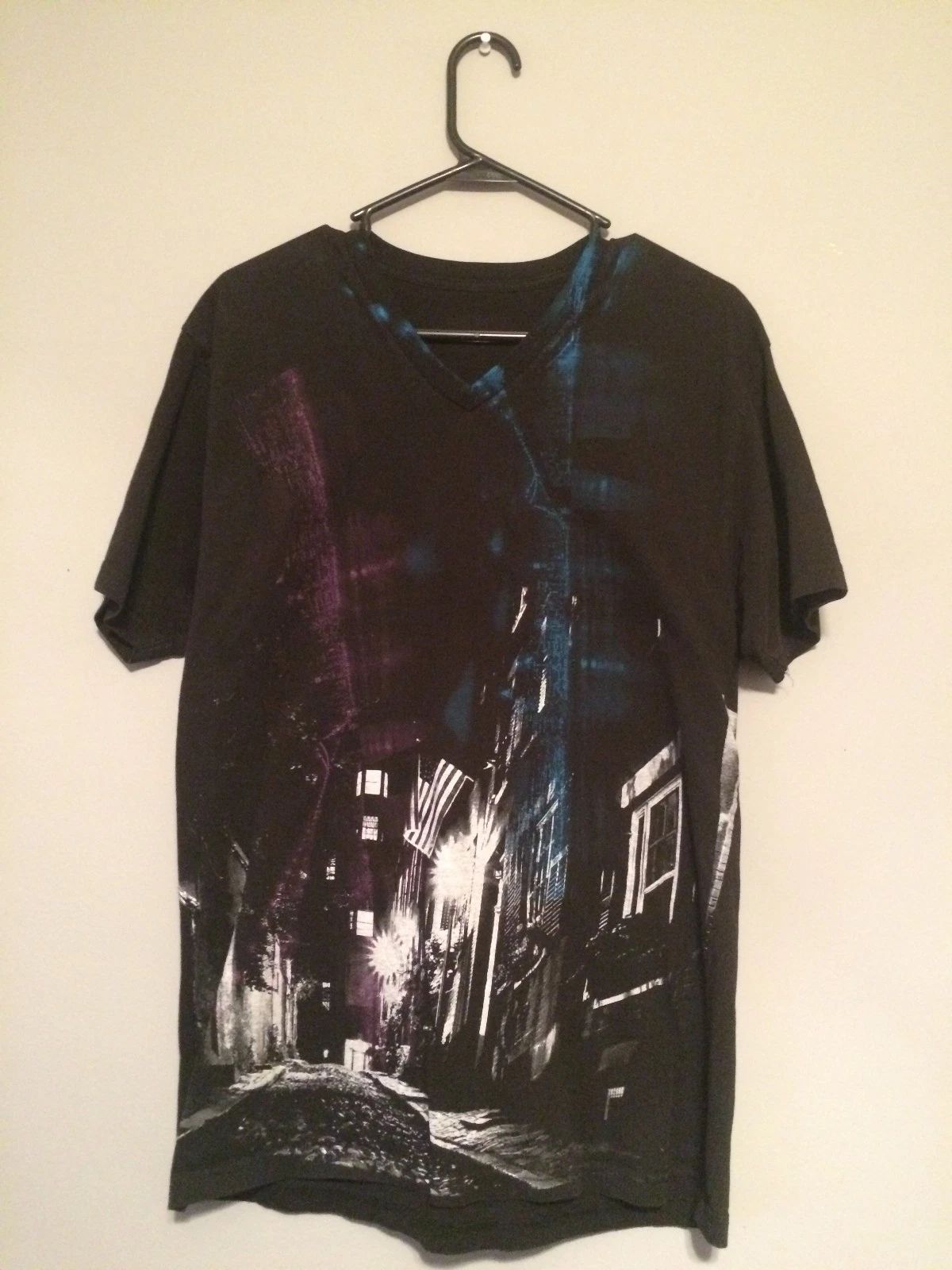 Custom 77 Mens Large Graphic V Neck T-Shirt Modern City & Flag