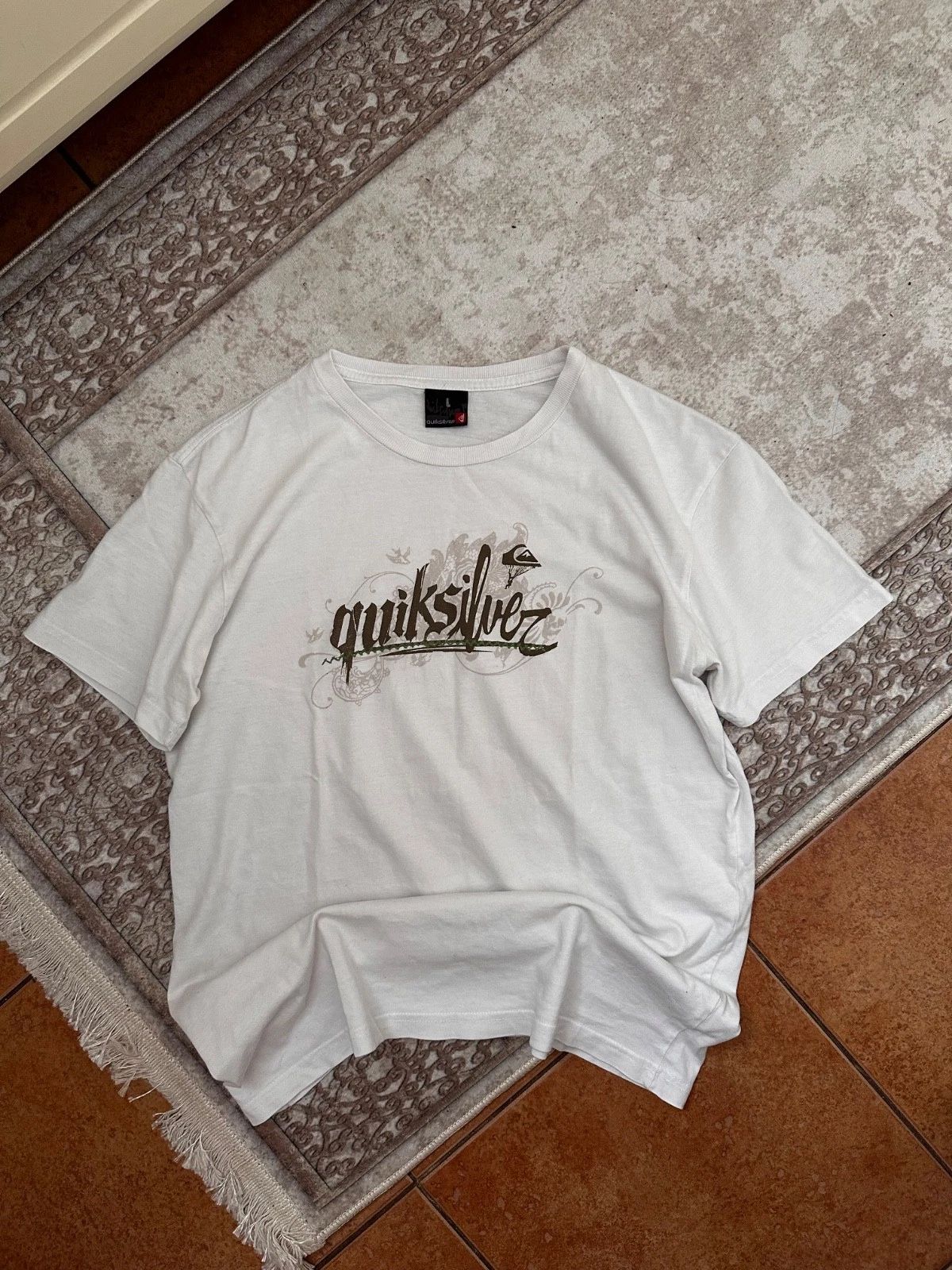 Quiksilver T-Shirt Size L White Logo Vintage Distressed Surf Tee